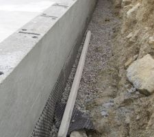 Elevation mur   drains   foureau electique et tuyaux pour évacuation des eaux useés