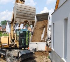 Remblais du terrain, la pelleteuse et un camion un peu trop près de la maison :)