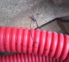 La fameuse gaine dim. 63 pour l'eau (de couleur bleue normalement) qui tient avec de la ficelle et un clou..!