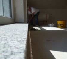 Vérification "à la ficelle" de l'alignement des tablettes des 2 fenêtres de la chambre à Hugo