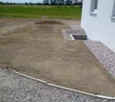 Terrain devant la maison complété avec de la terre végétale criblée et nivellé