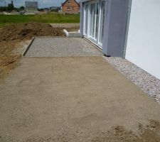 Terrain devant la terrasse complété avec de la terre végétale criblée et nivellé