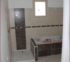 Vu d'ensemble
salle de bain, la partie dans le contrat constructeur est finis, reste ma partie...