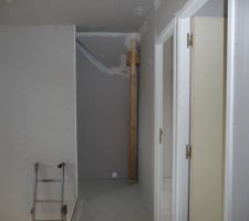Le petit couloir pour accéder au grenier, SDB et WC