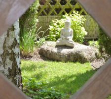 Statue japonaise dans le jardin de papy et mamy