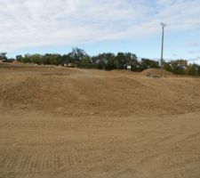 Le terrain apr&egrave;s que le lotisseur ait d&eacute;cid&eacute; de poser les r&eacute;seaux EU/EP sur le sol naturel plutot que de les enterrer