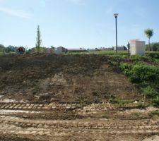 L'entr&eacute;e de notre terrain : 1m80 &agrave; descendre depuis la chauss&eacute;e alors qu'au d&eacute;part notre terrain &eacute;tait plat