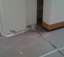 Huisseries de portes plac&eacute;es trop hautes au dessus du carrelage ( 2cm). rattrap&eacute; avec du silicone pour l'huisserie en m&eacute;tal et avec un tasseau pour le bas de la porte.