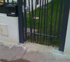 Potillon de largeur de 1.20 m au lieu d'un portail de 3.00 de large imposé par le PLU ( certificat de conformité refusé.
NB. le PLU impose une place couvert ( garage et 2 places à l'extérieur. La voiture ne passe pas avec 1.20 m de largeur.