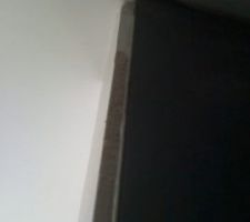 Cloison , paroi de douche. Le carrelage ne vient pas &agrave; fleur.