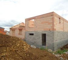 L'arri&egrave;re de la maison encore un peu emcombr&eacute;..