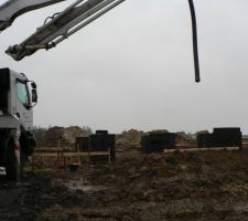 Fondation sous une météo de pluie grêles et neige. Etre maçon n'est pas un métier facile