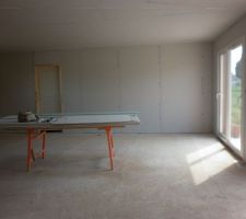 Salon-cuisine depuis la salle &agrave; manger