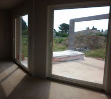 L?ext&eacute;rieur depuis la salle &agrave; manger