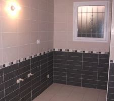 Faïence et carrelage au sol de la salle de bain