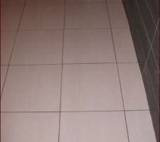 Fa&iuml;ence et carrelage au sol de la salle de bain