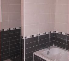 Faïence et carrelage au sol de la salle de bain