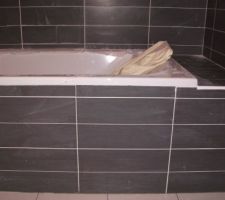 Fa&iuml;ence et carrelage au sol de la salle de bain