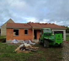 Voilà la couverture de la maison était presque terminé ce matin, elle doit d'ailleurs l'être maintenant.