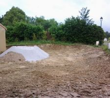 Terrassement du jardin pour mettre la maison de plein pied 
1er jour