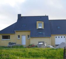 Diff&eacute;rence de couleur entre garage et avanc&eacute;e car fait la veille