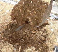 La terre laiss&eacute; dans le fond de forme