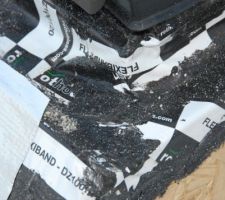 Détail du traitement des angles : les scotchs sont enduits avec un produit spécial