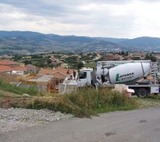 Les camions toupie arrivent pour couler la dalle au dessus du bureau et du Home-cinéma, ainsi que les fondations du garage.