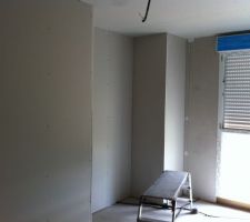 Chambre 2 vue sur futur placard et conduit cheminée...