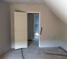 Vue sur l'entrée de la chambre 3...