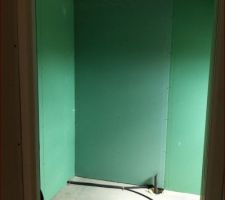 Emplacement de la futur baignoire et sa cloison a l'étage...