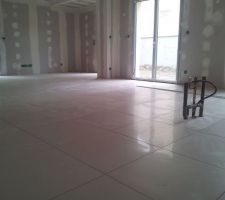 Pose carrelage dans le salon
