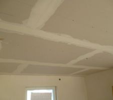 Placo du plafond du RDC jointé en attente d'être plâtré