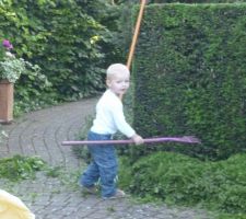 Hugo en pleine action et aidant mamy à ramasser les coupes des taxus