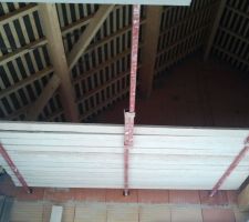 Echaffaudage de fortune pour sans doute plaquer la mezzanine...