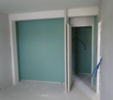 Chambre 1 et douche privative