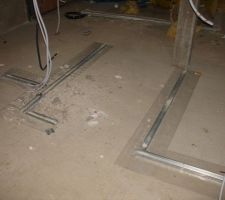 Pose au sol des rails pour delimiter les pieces.