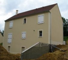 Vue de la maison avec le mur de soutènement.