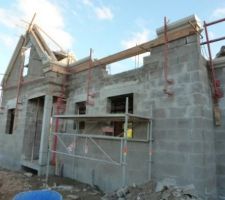 07 juin 2012: la corniche habille la fa&ccedil;ade avant.