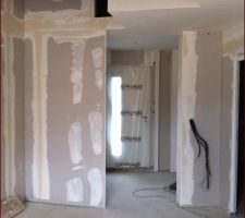 Vue générale de l'entrée, ne manque plus que l'escalier...