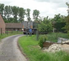 Arrivée du camion avec les cailloux pour acces chantier!!!! 
Bravo au chauffeur car l'acces n'est pas facile!!!