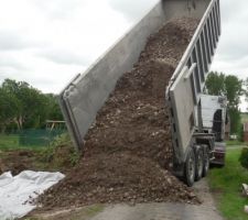 Déversement des cailloux. Travail propre car apres avoir tout étalé la route été nickel!!!