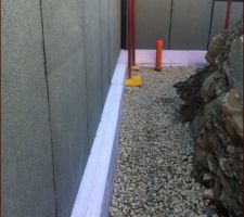 Drainage periph, galet enveloppant le bidim et le tuyau de drainage avec pipe de rinçage avec 2 coudes à 45 degré. Tout le tour de la maison à la brouette!!!!
