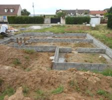Premiers parpaings vide sanitaire - Façade arrière.