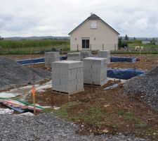 Livraison des parpaings B60. On va enfin monter le sous-bassement !