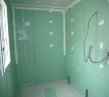 Salle de bain : baignoire prévue au fond
