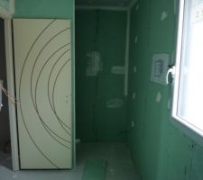 Salle de bain : douche au fond