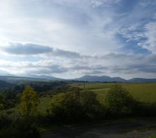 Vue du terrain sur le massif du Sancy