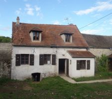 Une autre vue de la fa&ccedil;ade, la particularit&eacute; de notre maison c'est qu'elle est compl&egrave;tement chez le voisin! nous n'avons que la fa&ccedil;ade et l'extension sur notre terrain, ce qui nous permet une bonne surface de cour sans ausun vis &agrave; vis, mais pour les ouvertures par contre c'est moin cool puisqu'elles sont toutes obligatoirement sur la fa&ccedil;ade...
