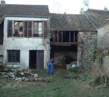 La maison se trouve sur la droite de la photo (on voit le volet). Nous avons donc une petite grange et une super d&eacute;pendance, qui est vraiment le plus qui nous a fait craquer. Cette photo a &eacute;t&eacute; prise apr&egrave;s un grand d&eacute;broussaillage car le jardin n'&eacute;tait plus entretenu depuis des ann&eacute;es.